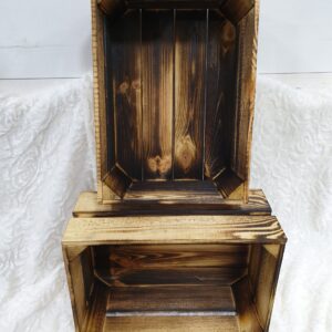 Caisse en bois brûlé