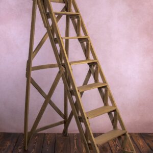 Escabelle en bois brun